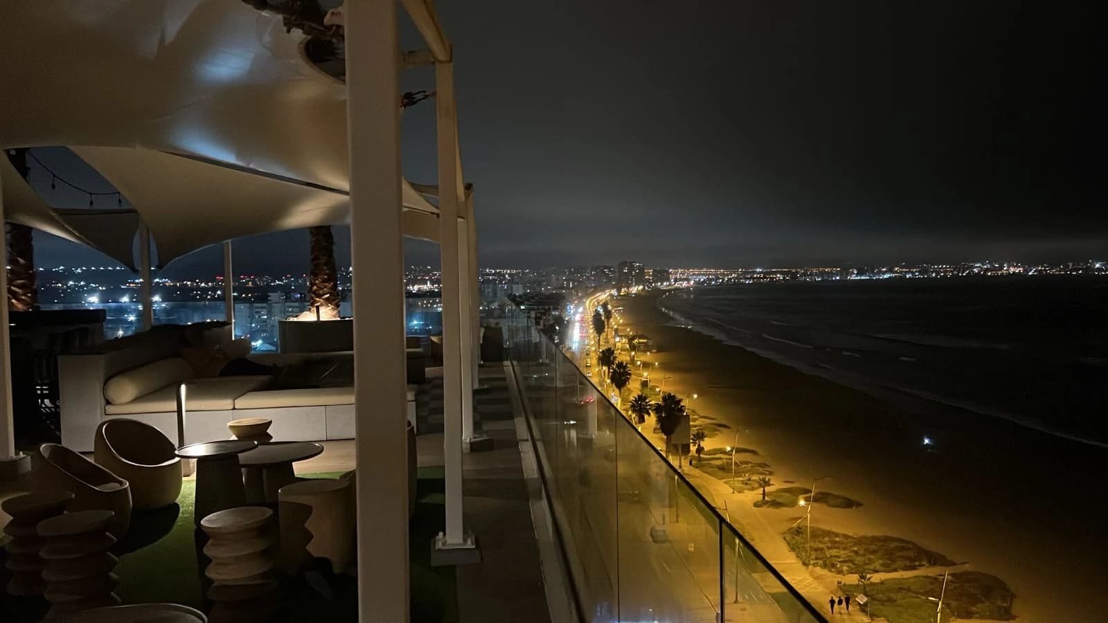 Vista principal del departamento frente al mar